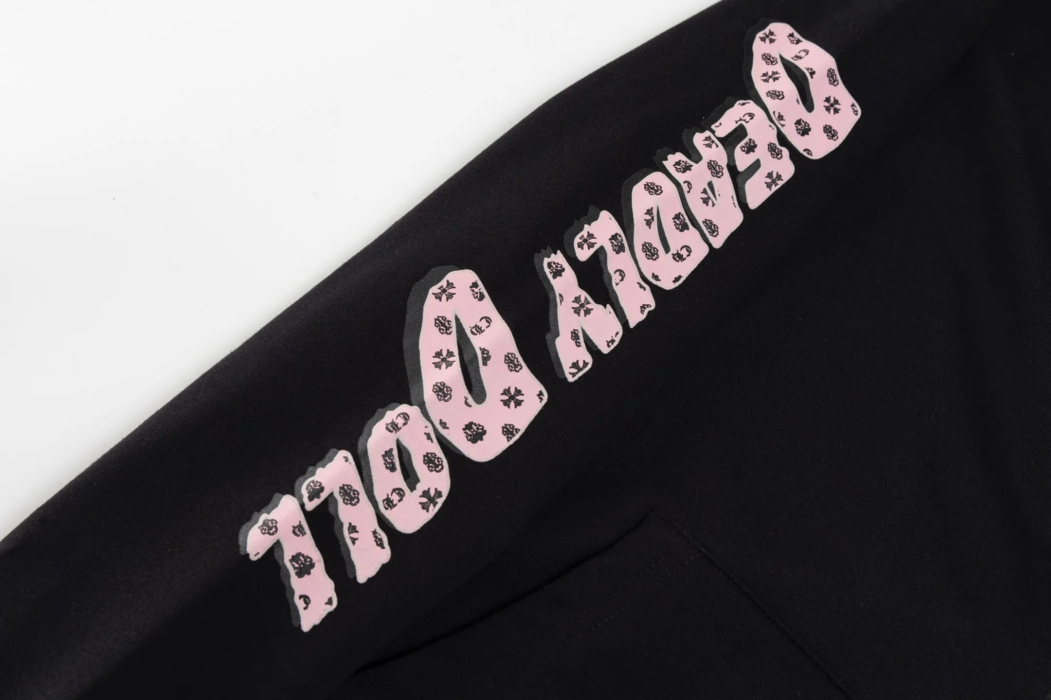 🅿️520 [Exclusive supply] CH Crow Heart Deadly Doll co-branded hooded jacket. The fabric is made of 420 grams of high-quality thin velvet thick fish scale fabric, bringing a comfortable wearing experience. The fabric has been professionally brushed and washed to give the clothing a soft, skin-friendly feel. The printed pattern on the sweatshirt strictly follows the original design and uses hand-made glue printing technology to ensure that the pattern is clear and lasting. The zipper part is specially made of real antique silver and has been carefully aged. The zipper head is sprayed with silver to create a retro texture. The whole body has been shaped to keep the shape crisp. This sweatshirt strives for excellence in craftsmanship and reflects high-end quality from fabric selection to detail processing. It not only retains the street fashion sense, but also incorporates Chrome Hearts' iconic luxury elements. It is an ideal choice for fashion lovers who pursue individuality and quality. Size:S/M/L
